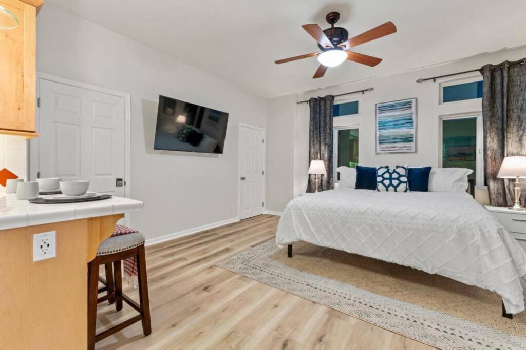 Apartment 1 Block To The Stylish & Spacious Studio! San Diego