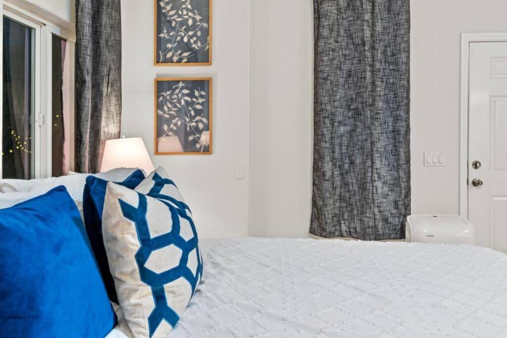 Apartment 1 Block To The Stylish & Spacious Studio!
