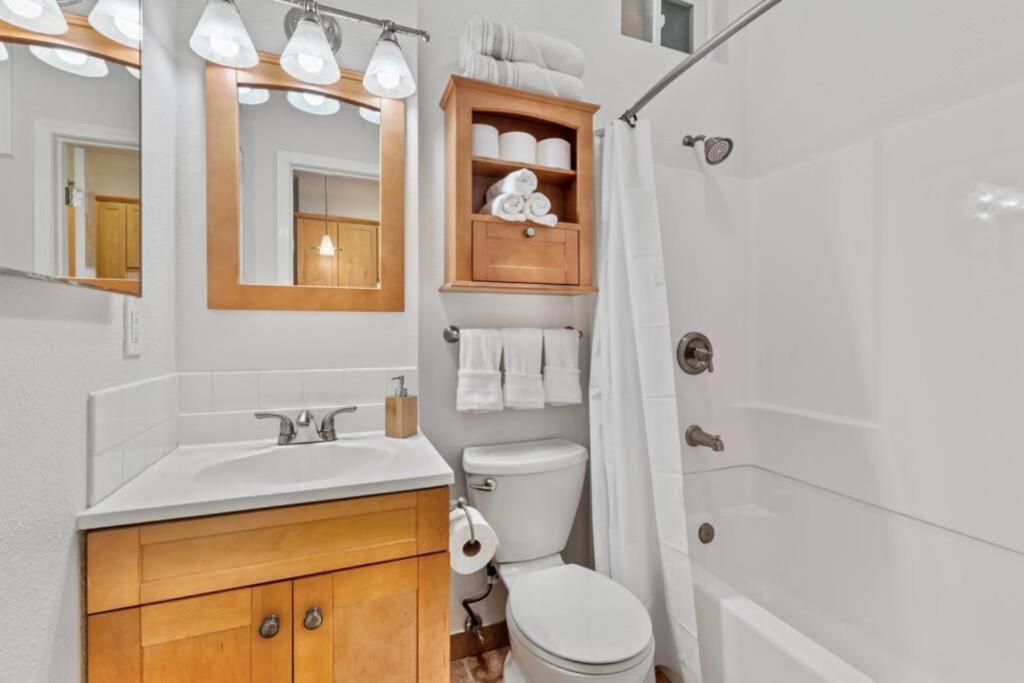 1 Block To The Stylish & Spacious Studio! *